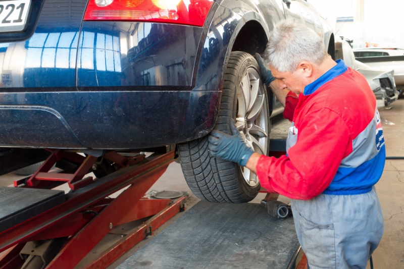 vitrine-LE BOURGUET-min_auto_repair_repair_lift_auto_mechanic_work_clothes_master_professional_man_of_the_fold-685629