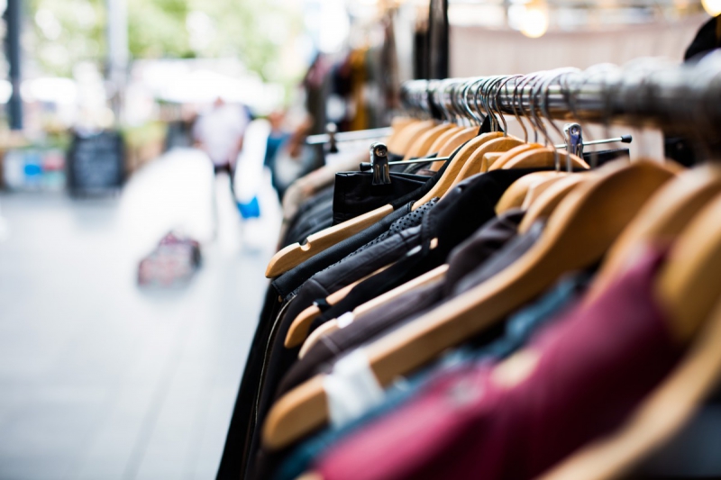 vitrine-LE BOURGUET-min_blur_close_up_focus_hanger_jacket_market_people_rack-1176303
