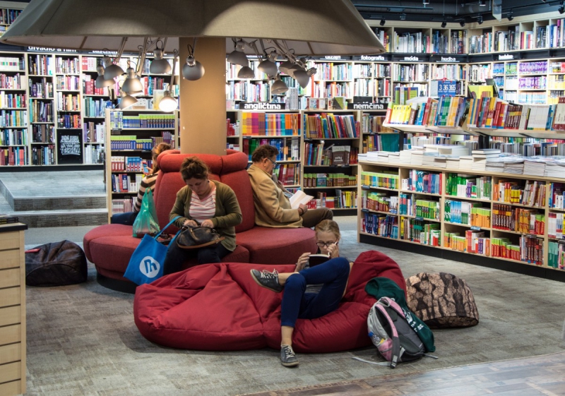 vitrine-LE BOURGUET-min_books_bookstore_book_reader_readers_reading_shop_sale_books-849006