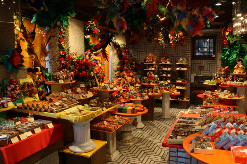 vitrine-LE BOURGUET-min_candy_store_chocolate_shop_chocolate_switzerland-393515