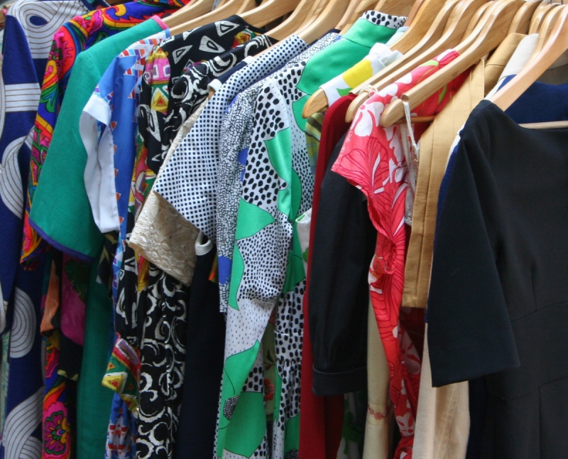 vitrine-LE BOURGUET-min_dresses_apparel_clothing_clothes_clothes_hangers_wooden_hangers_retail_shop_closet-1149845